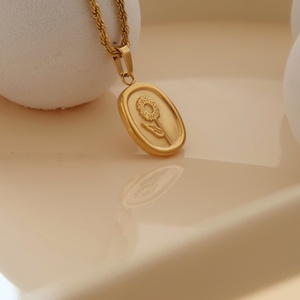 Collar con Colgante de Flor en Acero Quirúrgico Chapado en Oro de 18K PVD, Diseño Nuevo 2025, Venta al Por Mayor, Sin Deslustre - Product Image 2