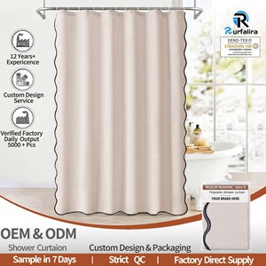 Beiger Wellenrand-Duschvorhang 210GSM Leinen-Texturierter Polyester Wasserdichter Stoff Mit Haken Maßgefertigte Größe Großhandel OEM - Product Image 1
