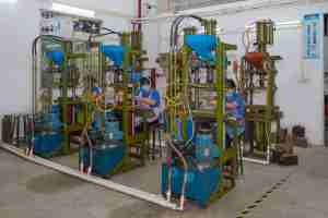 Offre Spéciale Fleurs Artificielles Bush Décorations De Noël Berry Pinecone Cadeau Sac Boule Rouge pour La Maison Porte Mur Pot Vase - Product Image 2