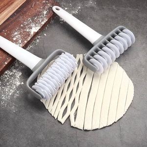 Rouleau à pâtisserie en plastique, coupe-pâte manuel à roue à aiguilles, outil de pâtisserie pour biscuits et pizzas - Product Image 2