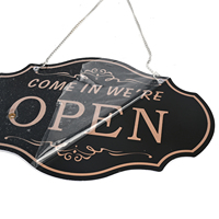 Panneau d'affichage noir personnalisé en plastique pour vitrine, avec chaîne métallique, plaque décorative de guidage pour entrée de magasin