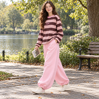 Ensemble de survêtement personnalisé OEM pour femme : Sweat-shirt rayé à col rond et pantalon de jogging rose – Tenue décontractée streetwear – Fabricant sous marque privée