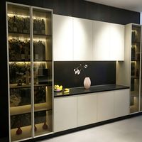Buffet de luxe moderne pour villa et restaurant, avec portes en bois massif et verre, grande capacité, meuble autoportant avec plateau en marbre
