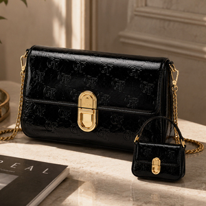 Borsa a Tracolla con Motivi per Donne, Grande Chiusura Ovale Dorata, Borsa in Pelle Lucida Goffrata con Mini Charm, Cinque Colori - Product Image 2