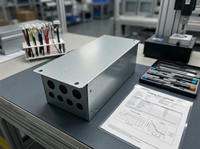 Boîtier en tôle sur mesure, usinage CNC de précision, boîtier métallique découpé au laser, composant plié et estampé pour équipement