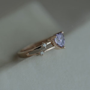 Elegante anello a forma di cuore per donna, design con pietra viola intarsiata, gioielli alla moda in tonalità rosa - Product Image 5