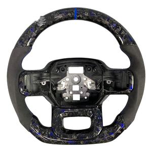 Volant en fibre de carbone noir pour Ford <span class=keywords><strong>Mustang</strong></span> 2015 2016 2018 2020 2023 avec écran LED, livraison directe d'usine - Product Image 1