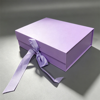 Boîte cadeau pliable haut de gamme violette avec fermeture magnétique et finition pailletée pour emballage de sacs à main et bijoux de luxe, en matériaux recyclés