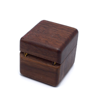 Boîte à bagues personnalisée en bois de noyer avec insert en velours à 6 fentes, emballage de bijoux avec logo personnalisé, vente en gros de boîtes à bagues en bois de noyer
