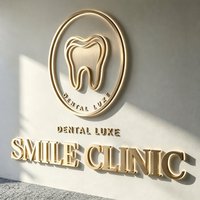 Plaque de signalisation personnalisée en métal 3D doré brossé avec logo dentaire en relief pour clinique dentaire de luxe, idéale pour l'identification de la marque à la réception.
