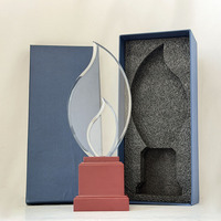 Trophée personnalisé en cristal en forme de larme avec base en bois rouge MH-J0215