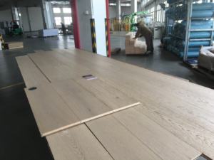 <span class=keywords><strong>Planche</strong></span> large de 19 mm d'épaisseur, <span class=keywords><strong>gris</strong></span> chaud, brossé moyen avec revêtement UV, aspect moderne et chaleureux avec accents naturels, excellent rapport qualité-prix - Product Image 2