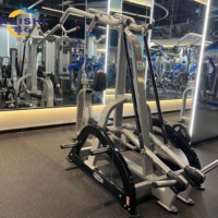Máquina de remo vertical comercial con carga de placas que apunta con precisión a los músculos latissimus dorsi, trapezius y romboidales