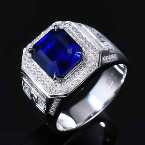 แหวนผู้ชายพลอยไพลินสีน้ำเงินธรรมชาติจากศรีลังกา 6.69 กะรัต ยี่ห้อ SGARIT Fine Jewelry ทองคำแท้ 18K ประดับเพชรด้านข้าง 0.571 กะรัต - Product Image 3