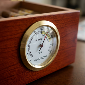 Humidor para Cigarros de Madera de Cedro Español Hecho a Mano con Tapa de Vidrio, Higrómetro Externo y Acabado Brillante - Regalo Premium para Hombres - Product Image 6