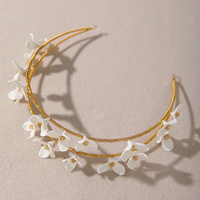 Serre-tête de mariée délicat fait main en pâte polymère double couche, orné de fleurs et de cristaux dorés, pour femme, idéal pour mariage, répétition ou anniversaire