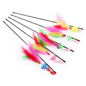 Großhandel lustige Katze Teaser Stick bunte Kunststoff Bell Balls mit langen nachhaltigen Tier feder Cartoon-Stil Spielzeug für Katzen spielen - Product Image 2