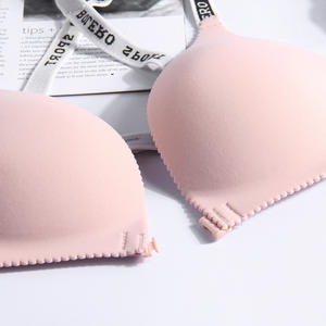 Sujetador deportivo sin costuras para mujer, de talle bajo, push-up, transpirable, con tirantes cruzados en la espalda y diseño de espalda cruzada, con letras en inglés. - Product Image 4