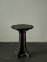 Table basse en bois massif artisanale, design architectural moderne sur piétement, durable et écologique, mobilier de salon en promotion