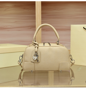 Bolso de Mensajero Tipo Trapeze de Piel Sintética Blanca para Mujer, con Dos Correas, Decoración de Remaches, Cierre de Cremallera, Impermeable, Duradero y de Lujo - Product Image 4