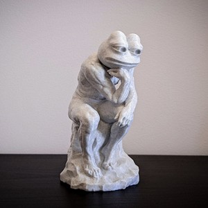 Figurine de grenouille Pepe le Penseur, sculpture en résine, gris doré, design contemporain, décoration de salon - Product Image 1