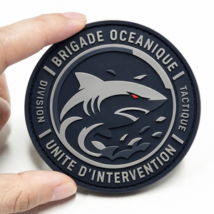 Patch en caoutchouc brodé personnalisé avec logo 3D, en silicone souple PVC, avec fixation auto-agrippante et thermocollante, certifié usine, pour vêtements - Product Image 3
