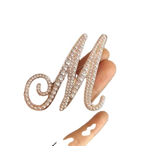 Broche de <span class=keywords><strong>Alfabeto</strong></span> Inglés con Perlas y Pasador de Seguridad, Accesorio de Moda Europea y Americana con 26 Letras, Joyería Floral para Mujer - Product Image 2