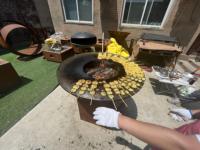 Barbecue de jardin en acier Corten avec foyer à bois et table intégrée