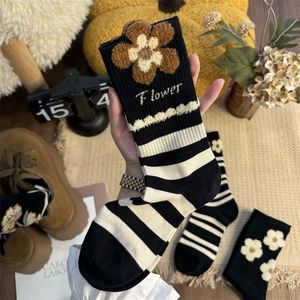 Calcetines Deportivos para Mujer, Diseño de Rayas y Flores, Absorbentes de Sudor, Fibra de Poliéster, Juveniles - Product Image 1