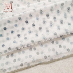 Tissu en tulle léger imprimé numériquement, respirant, en maille transparente 100% polyester 40D à pois suisses - Product Image 2