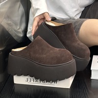 Nouvelles pantoufles élégantes en fourrure et coton à semelle épaisse et talon haut, style automne-hiver 2026