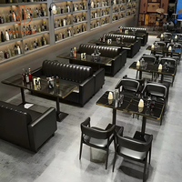 Ensemble de meubles modernes et durables pour café, restaurant, salon de thé : canapés en cuir véritable marron et tables et chaises carrées en marbre