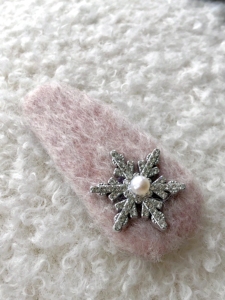 Barrettes élégantes pour femmes avec décorations en strass, flocons de neige et perles, style Noël, en feutre - Product Image 2