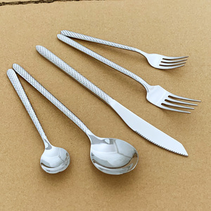 Ensemble de couverts classiques à poignée texturée écailles de poisson, en acier inoxydable 18/0, finition argent miroir, couteau, fourchette et cuillère pour mariage et réception - Product Image 2