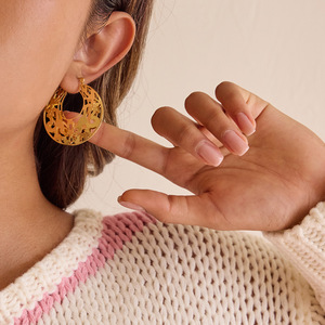 Boucles d'oreilles créoles en acier inoxydable plaqué or 18 carats, motif floral ajouré, bijoux pour tous les jours - Product Image 3