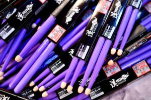 Baqueta de Hickory 5A con Punta de Acorn, 406 mm de Longitud, Color Morado con Revestimiento Suave Antideslizante - Product Image 4