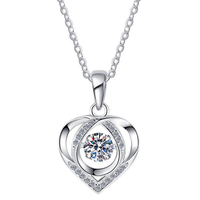 Collier pendentif en argent sterling 925 avec un design exquis en forme de cœur creux, serti d'un moissanite rond de 0,5 carat pour femmes