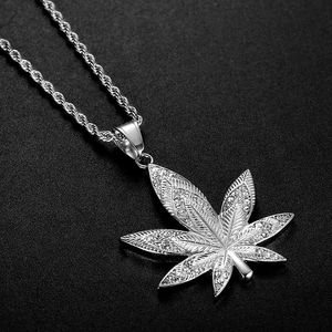 Vente en gros <span class=keywords><strong>de</strong></span> nouveaux pendentifs en acier inoxydable plaqué or en forme <span class=keywords><strong>de</strong></span> feuille d'érable tendance hip-hop pour ensemble <span class=keywords><strong>de</strong></span> bijoux - Product Image 4