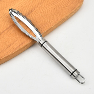 Écailleur à poisson en acier inoxydable, outil de cuisine robuste pour le nettoyage des fruits de mer, avec poignée ergonomique et bord tranchant - Product Image 1