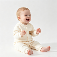 Neugeborenen Baby Thermo-Strampler Vertikal Gerippter Gesteppter Baumwoll-Einteiler mit Bären-Applikation Langarm Druckknopfverschluss Säuglings-Bodysuit