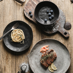 Service de vaisselle en céramique tournée au four, style rétro, comprenant un ensemble de bols et assiettes de formes spéciales, grands et petits bols à fruits pour hôtels, et assiettes créatives pour steak - Product Image 3