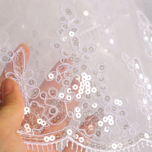 Voile de mariée romantique CYG à double couche en dentelle et en tulle, motif exquis, broderie de paillettes, avec peigne - Product Image 2