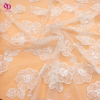 Tissu en dentelle de tulle brodé floral 3D exquis de qualité supérieure avec sequins, tissu en filet transparent doux pour robe de mariée, vente en gros, couleur personnalisée