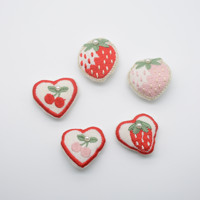Appliques en tissu brodé en forme de cœur fraise et cerise, avec perles, sans colle, pour pinces à cheveux, vêtements, sacs, et loisirs créatifs (DIY) - Vente en gros