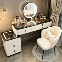 Ensemble de coiffeuse moderne avec plateau en marbre blanc, miroir LED éclairé, armoire latérale mobile avec chargeur sans fil et tabouret rembourré en forme de pétale