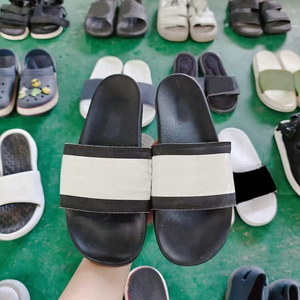 Venta al por mayor de zapatos de <span class=keywords><strong>segunda</strong></span> <span class=keywords><strong>mano</strong></span>, zapatillas usadas y zapatos de marca, Sandalias planas, zapatillas informales, pacas, estilos de moda - Product Image 3