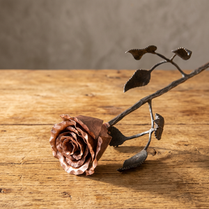 Jardinière de bureau moderne en fer forgé avec revêtement en poudre, motif rose et feuilles, Chaman India - Product Image 2