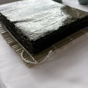 Grade B 10 feuilles <span class=keywords><strong>de</strong></span> coupe entière <span class=keywords><strong>Sushi</strong></span> Nori algues séchées algues grillées marque privée OEM <span class=keywords><strong>de</strong></span> haute qualité disponible - Product Image 2