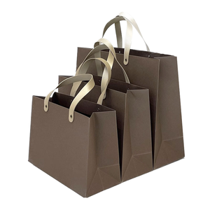 Sacs de courses classiques en papier kraft avec poignées en ruban, design plat standard pour les entreprises et la vente au détail - Product Image 1