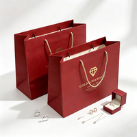Sac cadeau de luxe personnalisé pour bijoux, sac de shopping en papier rouge avec logo doré estampé à chaud pour l'emballage de bijoux en diamant pour boutique